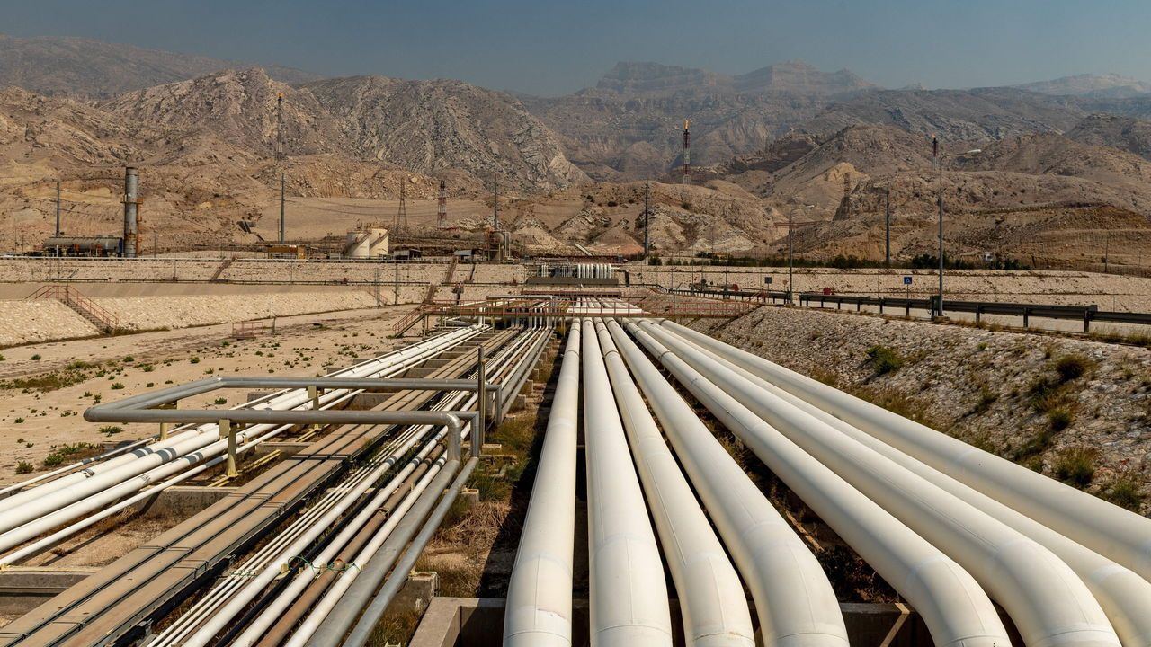 A refinery in the South Pars Gas-Condensate field in Asalouyeh, Iran